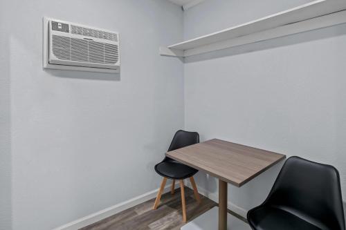Suburban Studios Newport News - Hampton - image 12
