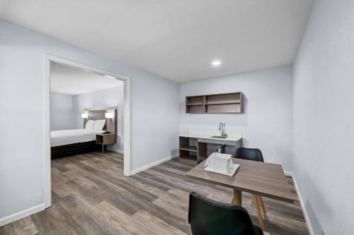Suburban Studios Newport News - Hampton - image 9