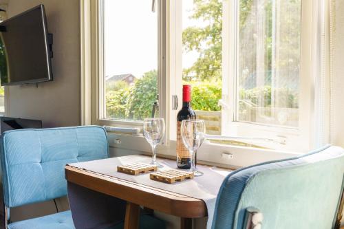 Зручності, Gezellige Pipo met grote schommel aan het water en hottub in Медемблік