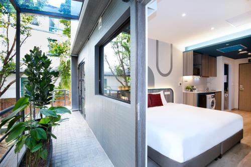 Coliwoo Hotel Pasir Panjang near Pioneer MRT Station