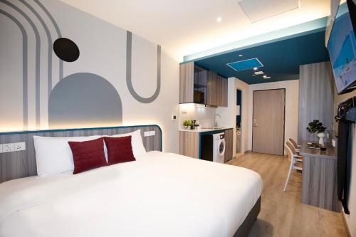 Coliwoo Hotel Pasir Panjang near Pioneer MRT Station