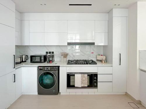 Warm Modern 2BR Retreat with Private Pool in JVC!, Dubái (foto 9)