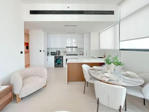 Warm Modern 2BR Retreat with Private Pool in JVC!, Dubái (foto 10)