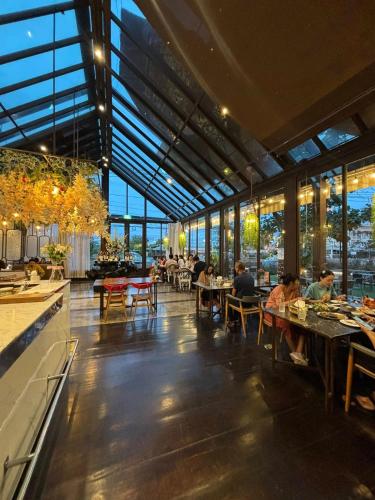 Restaurant, T Vintage Hotel in Bang Khla