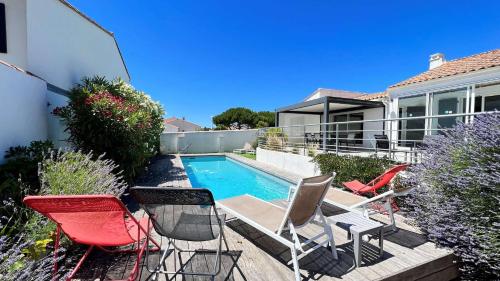 Superbe villa avec piscine chauffée, proche mer – khách sạn tại Ars En Re