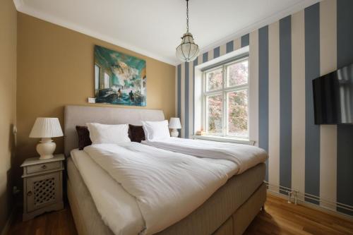 1 queen bed, 2 twin beds