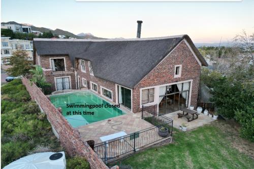 19th Hole Golf Villa Bed and Breakfast in Van Riebeeck Park