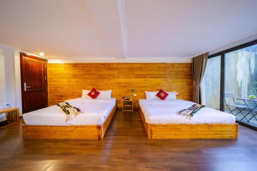 Family Room with Garden View