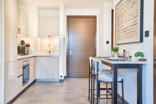 STAY BY LATINEM Luxury 1BR Holiday Home CB 0607 Near Burj Khalifa, Dubai (Foto 5)