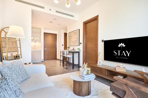 STAY BY LATINEM Luxury 1BR Holiday Home CB 0607 Near Burj Khalifa, Dubái