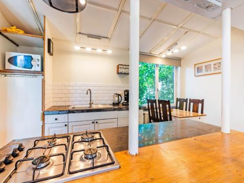 Cocina, Elegant Holiday Home in Nieuwvliet with Garden in Nieuwvliet