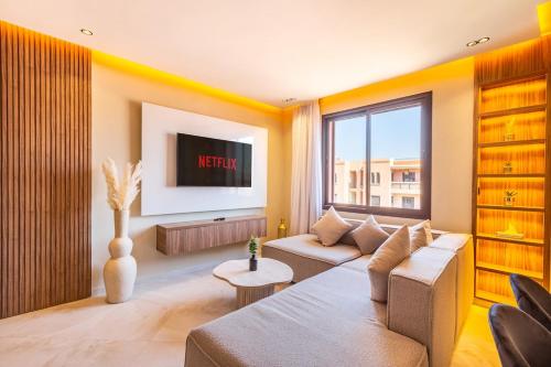 Apartment with swimming pool