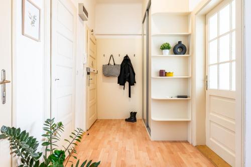 Prague Days - One-Bedroom Apartment with TV Netflix and High-Speed Wi-Fi in Vinohrady - image 5