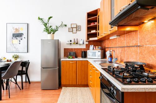 Prague Days - One-Bedroom Apartment with TV Netflix and High-Speed Wi-Fi in Vinohrady - image 8