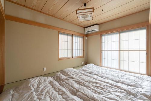 Entire Villa, 2-Min to Beach, near Enoshima Island