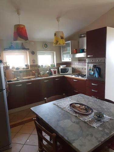 廚房, Country Road Take Me Home in 佩斯奇亞羅馬納