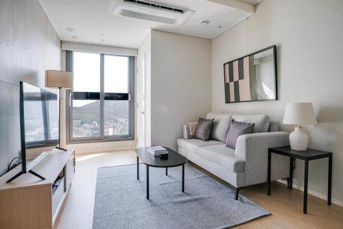 Blueground Inhyeon 2i-ga city view nr park SEL-43