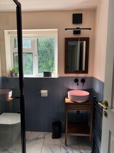 Spacious Forest Row Home by Ashdown Trails in 富里特羅