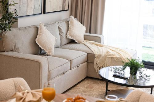 Deluxe Binghatti JVC Suites by Hostiva - City View, Dubaï (photo 2)