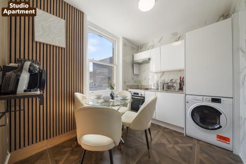 Lively Soho Studios and 2 Bedroom In the Heart of Londons Nightlife No Lift GSG - image 3