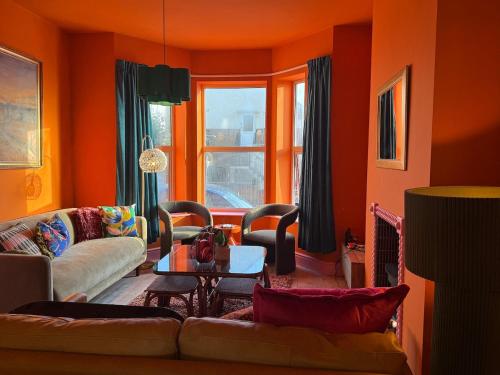 Vibrant Sea View Victorian House, Near the Old Town gîte à louer Ore Railway Station