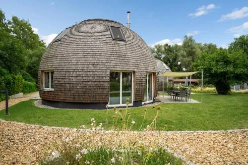 Kugelhaus Eos - Sonnengeküsstes Ferienhaus in organischer Bauweise am Seeufer in Penzlin, Deutschland