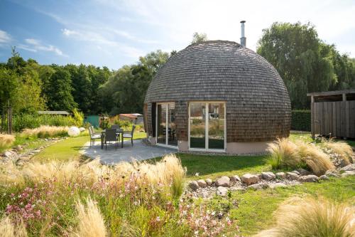 Kugelhaus Kugellager - Besonderer Rückzugsort in runder Bauweise - reduziert, ruhig und naturnah am Tollensesee in Penzlin, Deutschland