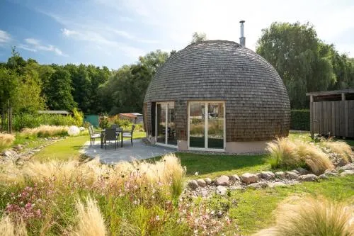 Kugelhaus Kugellager - Besonderer Rückzugsort in runder Bauweise - reduziert, ruhig und naturnah am Tollensesee in Penzlin, Deutschland