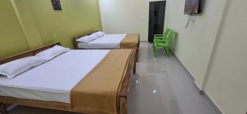 A J Home Stay - image 3