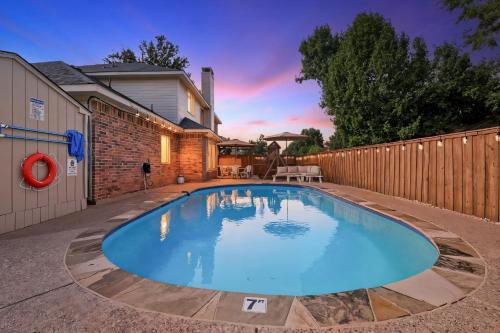 Parisian-Inspired 5-BD w Pool Playground Cinema in ลูอิสวิลล์ (TX)