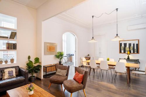 Apartamento Premium 5 Hab - 4 Baños- Balcón a Gran Vía - Grupos hasta 12 - Passeig Gràcia 8 min, Barcelona