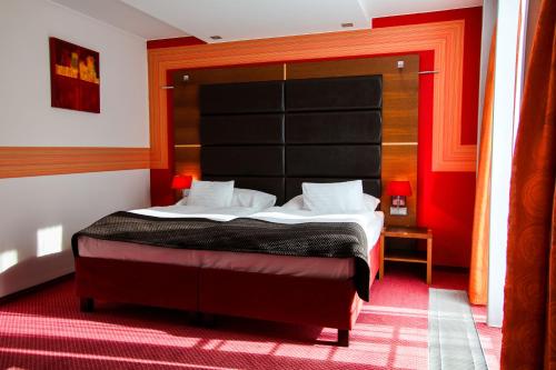 1 king bed, 1 twin bed