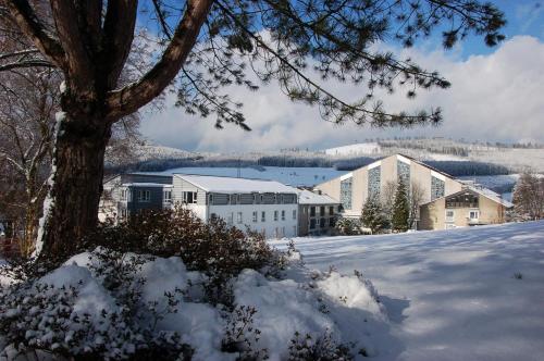 Bergkloster Bestwig 5.5km von Maria-Kahle-Straße entfernt