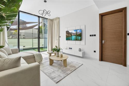 The Crest Luxe Getaway l Brand New 1BR w Premium Facilities l Meydan Near Downtown, Dubaj