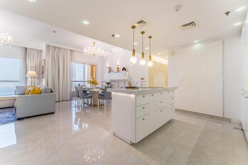Panoramic Sea and Canal Views from High-Floor 2BR, Steps from Tram and Marina Beach, Shams 2, JBR by Dekuxe Holiday Homes, Dubái (foto 2)