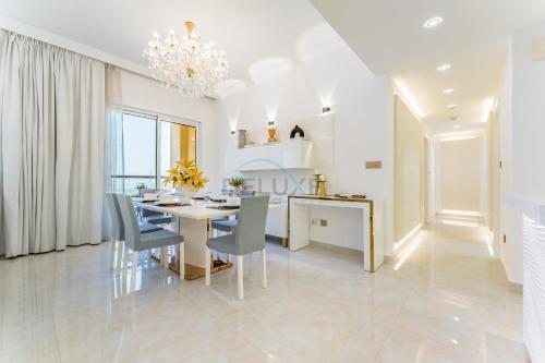 Panoramic Sea and Canal Views from High-Floor 2BR, Steps from Tram and Marina Beach, Shams 2, JBR by Dekuxe Holiday Homes, Dubái (foto 5)