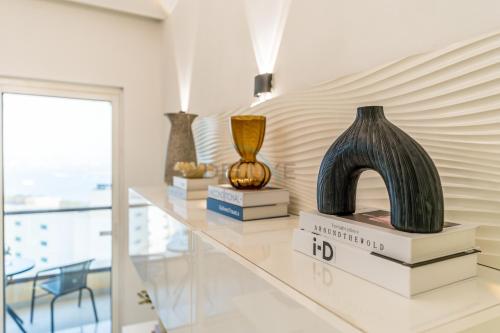 Panoramic Sea and Canal Views from High-Floor 2BR, Steps from Tram and Marina Beach, Shams 2, JBR by Dekuxe Holiday Homes, Dubái (foto 7)