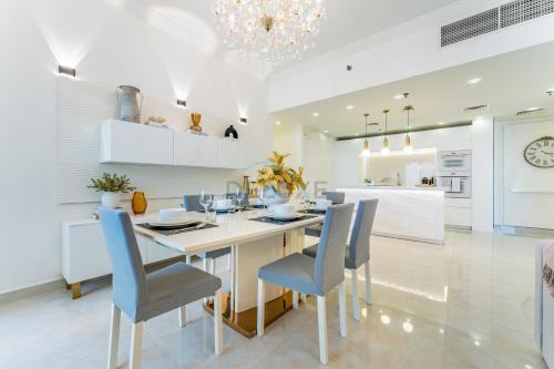 Panoramic Sea and Canal Views from High-Floor 2BR, Steps from Tram and Marina Beach, Shams 2, JBR by Dekuxe Holiday Homes, Dubái (foto 8)