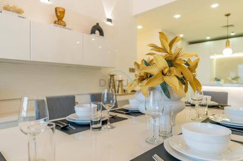 Panoramic Sea and Canal Views from High-Floor 2BR, Steps from Tram and Marina Beach, Shams 2, JBR by Dekuxe Holiday Homes, Dubái (foto 9)