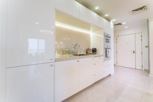 Panoramic Sea and Canal Views from High-Floor 2BR, Steps from Tram and Marina Beach, Shams 2, JBR by Dekuxe Holiday Homes, Dubái (foto 3)