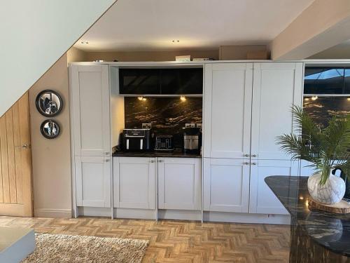 Elegant and Spacious 4 Bedroom Property with Driveway Parking in Ellesmere Port