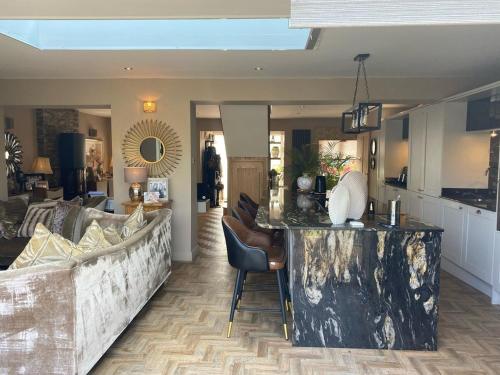 Elegant and Spacious 4 Bedroom Property with Driveway Parking in Ellesmere Port