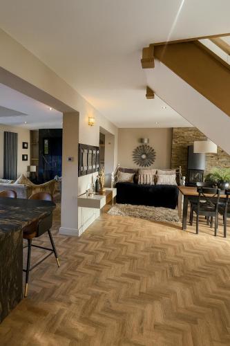 Elegant and Spacious 4 Bedroom Property with Driveway Parking in Ellesmere Port