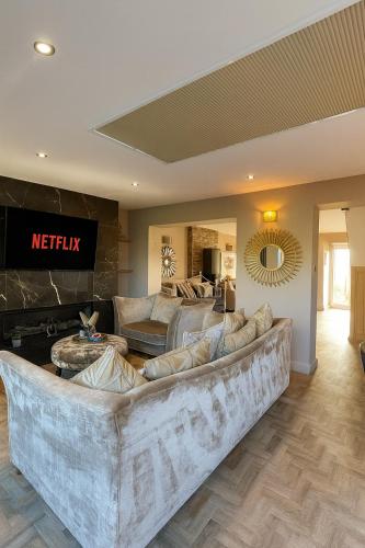 Elegant and Spacious 4 Bedroom Property with Driveway Parking in Ellesmere Port