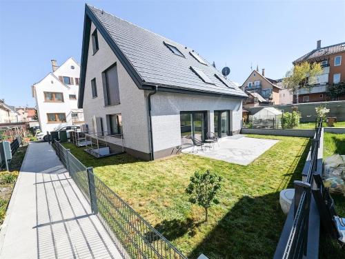 ALFA Stuttgart Doppelzimmer mit Teeküche und Terrasse Porsche Bosch l Gemeinschaftsbad WIFI SmartTV l Double room with kitchenette and terrace l shared bathroom BS21A5, Stoccarda (foto 7)