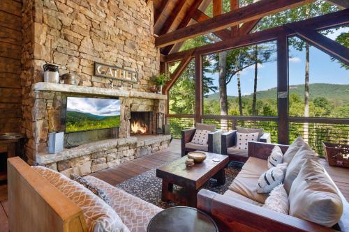 Copperline Lodge - Luxury Creekside Retreat in Epworth, USA