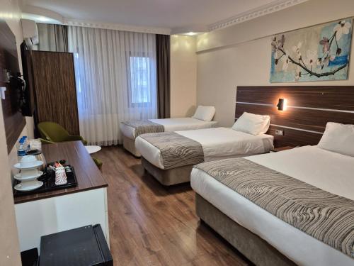 1 king bed, 2 twin beds
