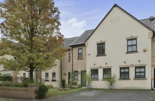Luxury Spacious 3-Bed City Oasis Just 10 Mins from Centre with Free Parking, Manchester