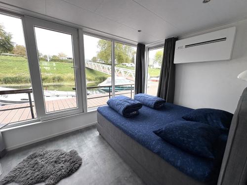 De Maasterp - Woonboot 2 in Laak