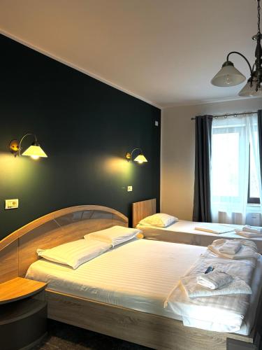 1 queen bed, 1 twin bed